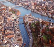 La ville de Namur, au confluent de la Sambre et de la Meuse